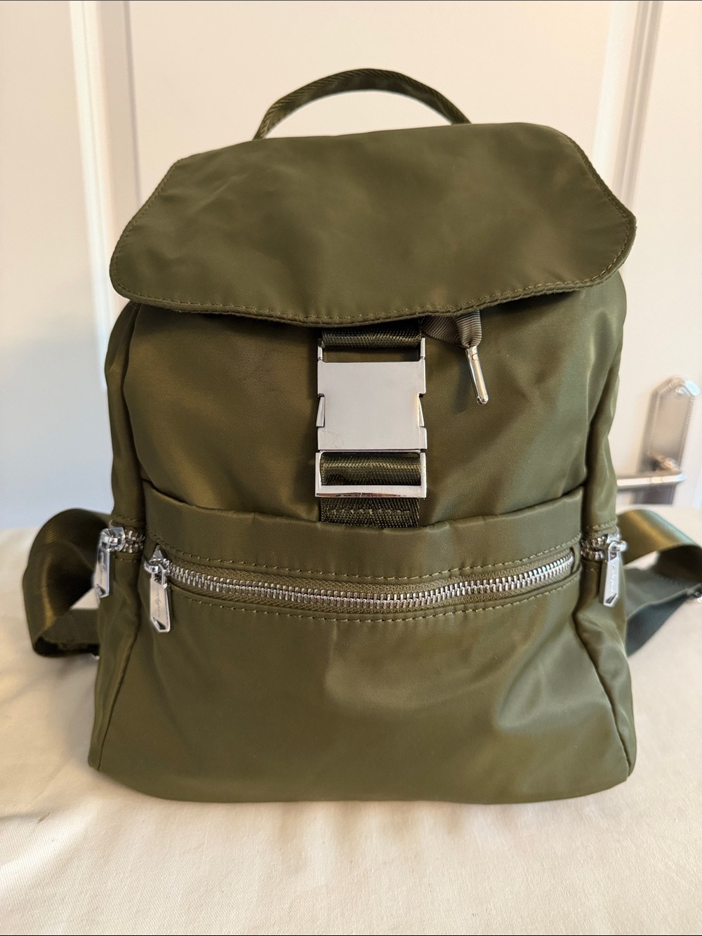 NEVER BEEN USED
Urban Originals Olive Green Backpack
